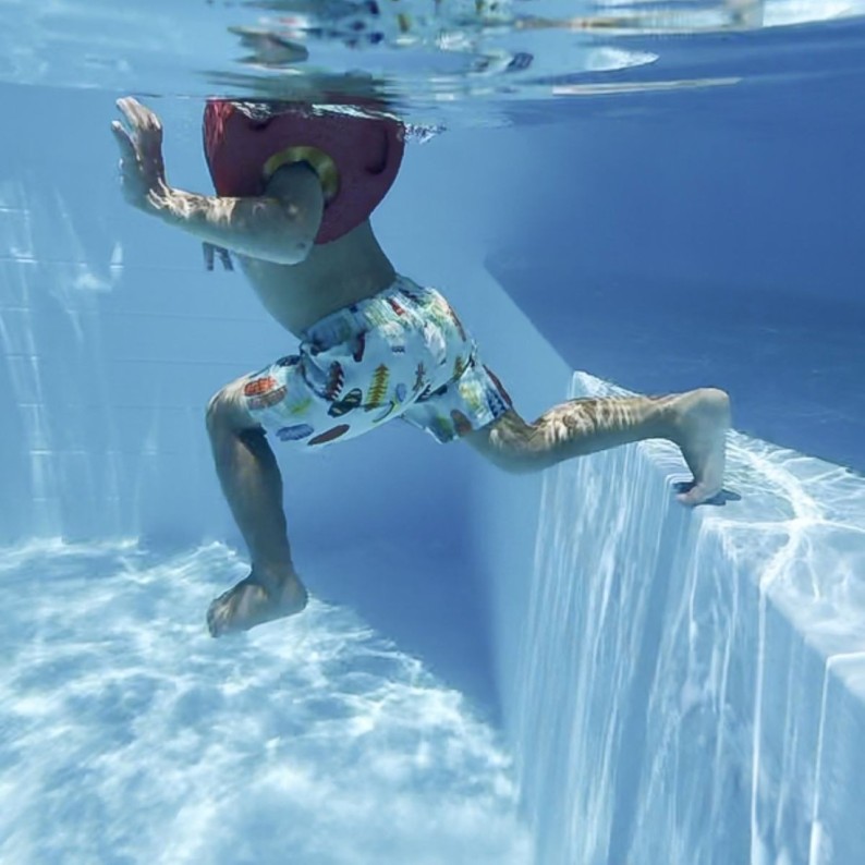 Zwembad NEMO 4.3 x 3 – H.1.18 m met strand, lichtblauw, met beugels vastgeschroefd aan beton