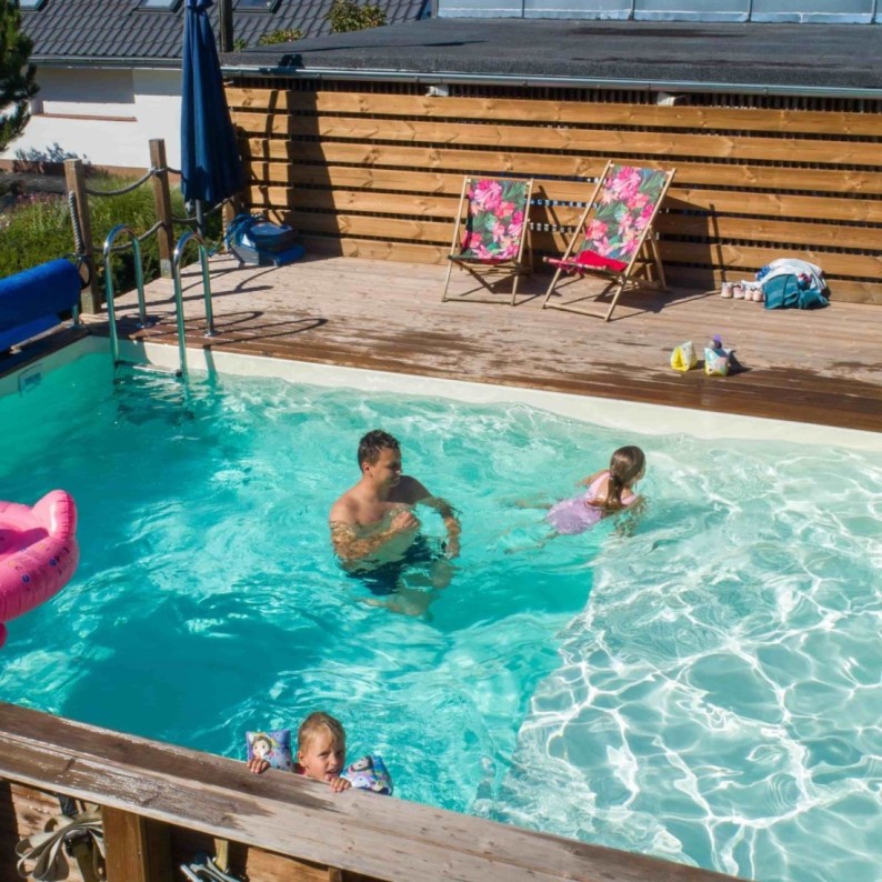 Zwembad NEMO 4.3 x 3 – H.1.31 m met strand, zand, met beugels vastgeschroefd aan beton