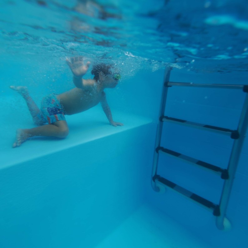 Zwembad NEMO 7.3 x 3.97 – H.1.45 m met strand, zand, met beugels vastgeschroefd aan beton