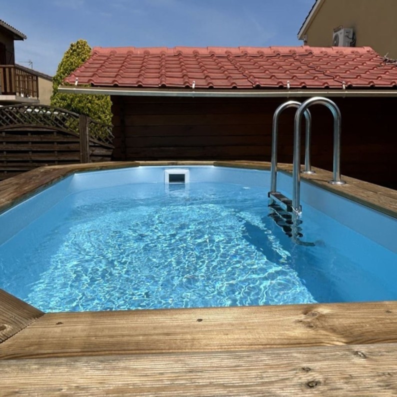 Zwembad NEMO 4.3 x 3 – H.1.18 m, lichtblauw, met beugels vastgeschroefd aan beton