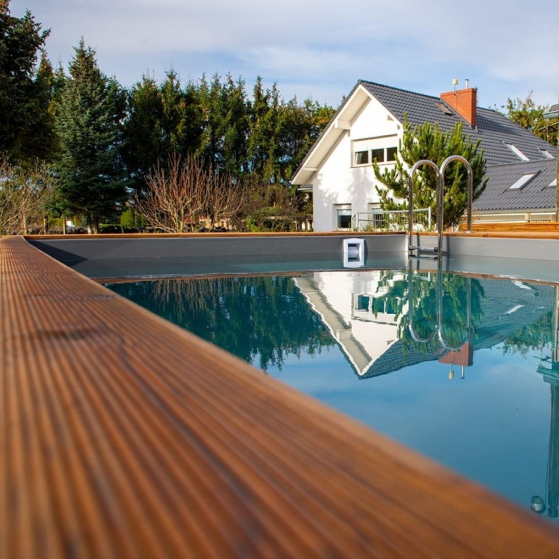 Zwembad AQUA 6.1 x 2.85 – H.1.31 m, lichtblauw, met beugels vastgeschroefd aan beton