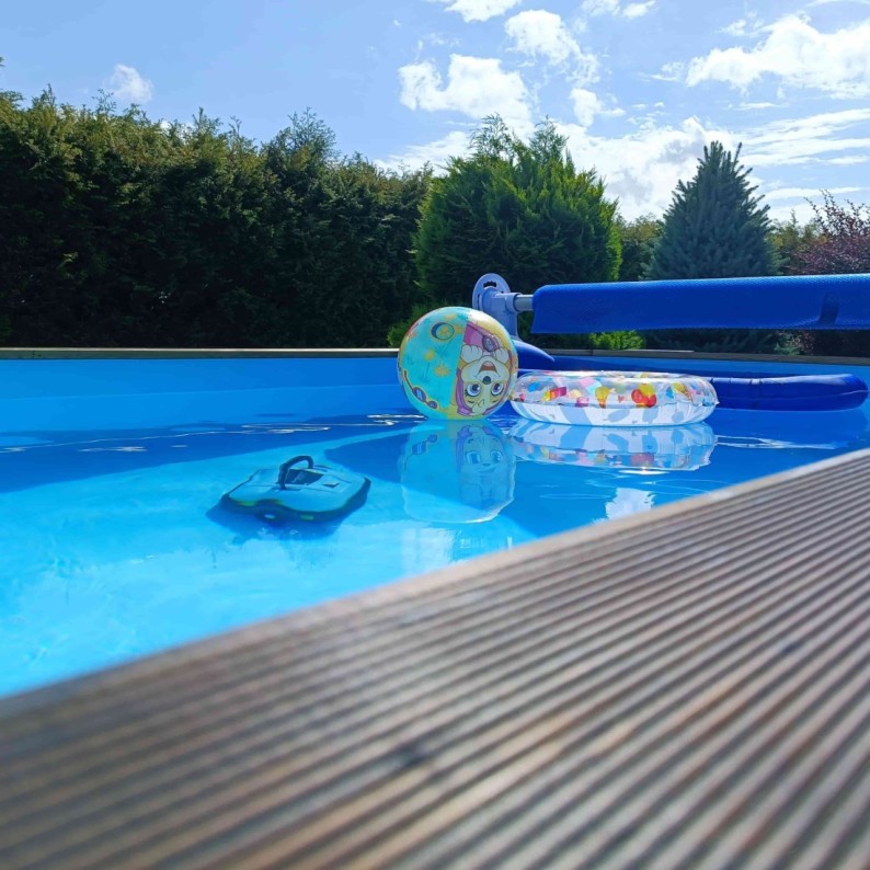 Zwembad AQUA 8.5 x 4.35 - H.1.45 m, lichtblauw, op een frame - zonder betonnering