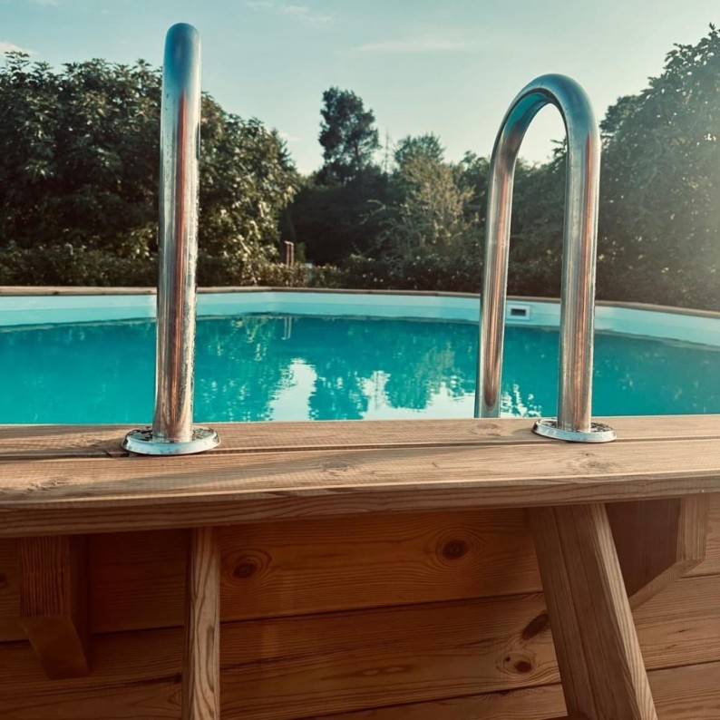 Zwembad NEMO 5.79 x 3.49 – H.1.45 m, zand, met beugels vastgeschroefd aan beton