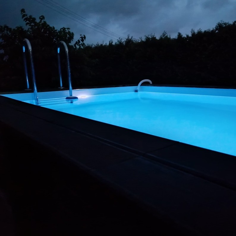 Zwembad AQUA 7 x 3.75 – H.1.45 m, zand, met beugels vastgeschroefd aan beton