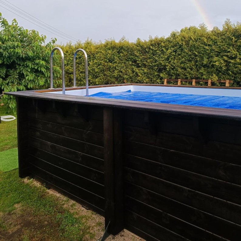 Zwembad AQUA 4.65 x 2.85 – H.1.24 m, lichtblauw, met beugels vastgeschroefd aan beton