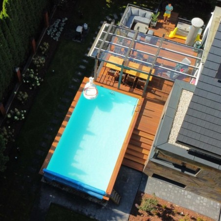 Zwembad AQUA 7 x 3.75 – H.1.45 m, lichtblauw, met beugels vastgeschroefd aan beton