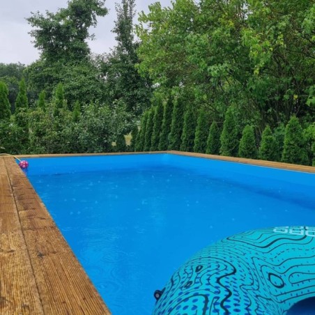 Zwembad AQUA 8.5 x 4.35 – H.1.45 m, lichtblauw, met beugels vastgeschroefd aan beton