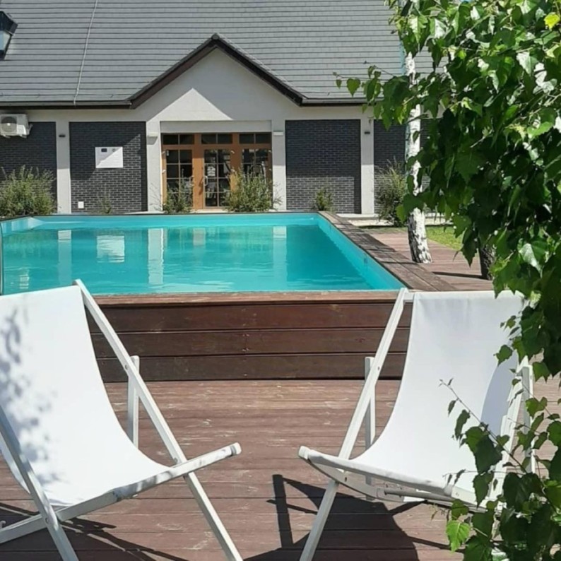 Zwembad AQUA 10.2 x 5.2 – H.1.45 m, grijs, met beugels vastgeschroefd aan beton